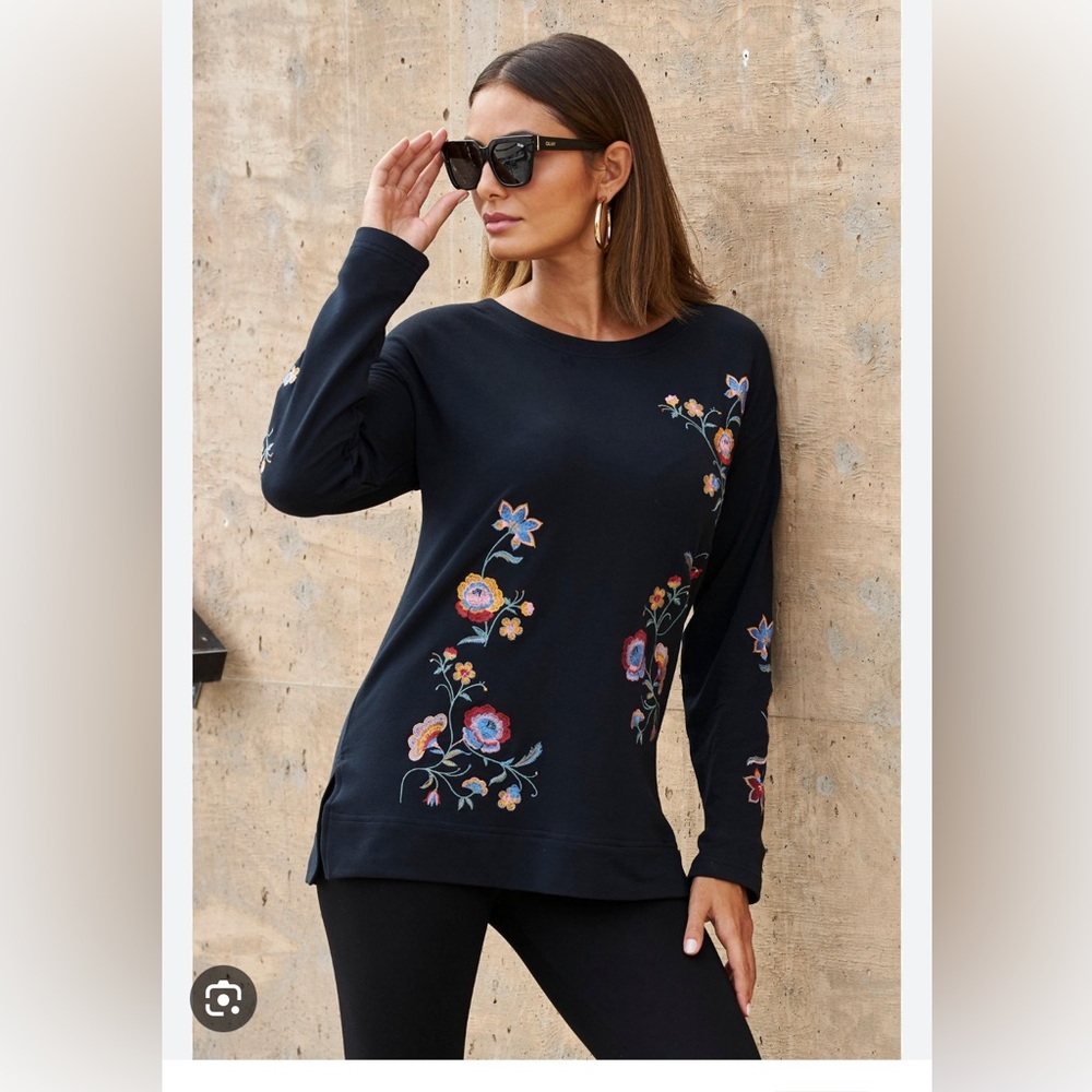 Women’s Floral Embroidered Tunic Style Sweatshirt